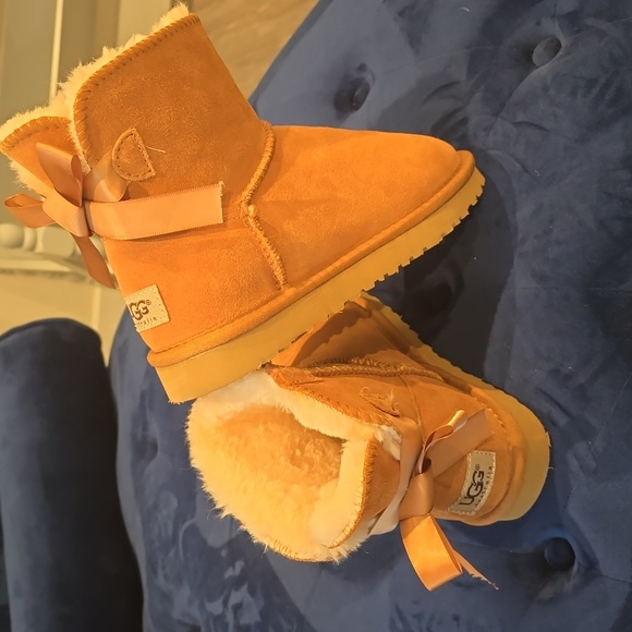 Woman UGG Mini Bailey Bow ll Size 6 - Picture 2 of 9